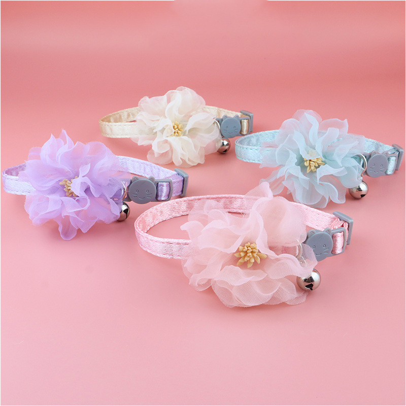 Mājdzīvnieku ziedu kaklasiksna kucēnu kaķēnu regulējama pret nosmakšanas kaklasaite ar zvaniņu suņa kaķa pastaigai āra dekorēšanai