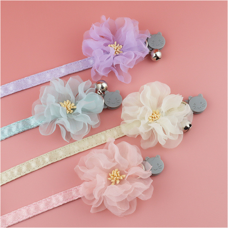 Mājdzīvnieku ziedu kaklasiksna kucēnu kaķēnu regulējama pret nosmakšanas kaklasaite ar zvaniņu suņa kaķa pastaigai āra dekorēšanai