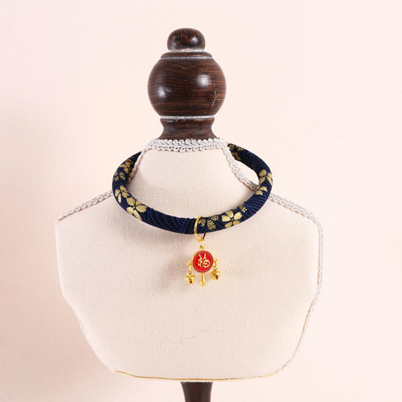 Mājdzīvnieku kaklasiksna Ķīniešu stila dekoratīva kaķa kakla siksna, ādai draudzīga regulējama kaķu suņu kaklasiksna ar piekarināmu zvanu festivālam