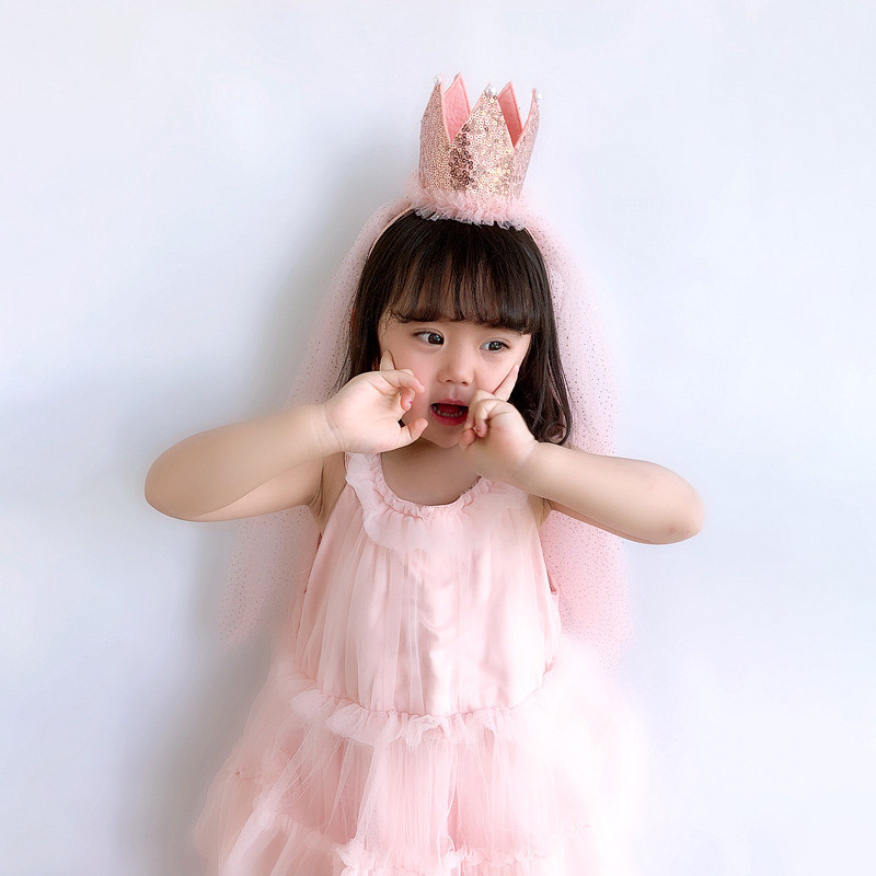 Új gyerekek születésnapi fejpánt hercegnő dekorációs kalap király koronafátyol, gyönyörű Kawaii hajcsipesz színpadi kellékek parti kellékek