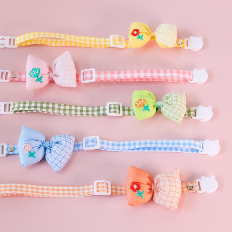 1 gab. Regulējama kaķa apkakles sprādzes dizains ar ziedu izšuvumu mājdzīvnieka kakla aplis mājdzīvnieka kaķa suņu rūtainu rūtu apdruka Bowknot kaklasiksna mājdzīvnieku piederumi