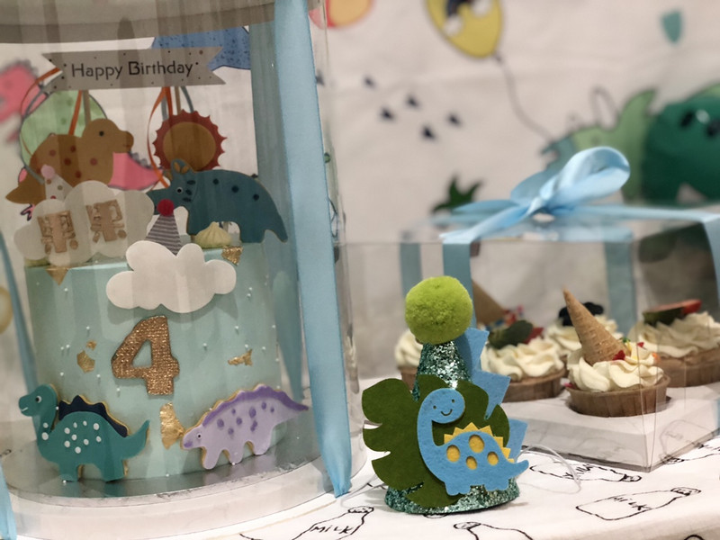 Bērnu daudz laimes dzimšanas dienā cepure ballīte kronis dinozauru kosmosa haizivs nāriņa matu lente meitene zēns pirmais dušas rekvizīts