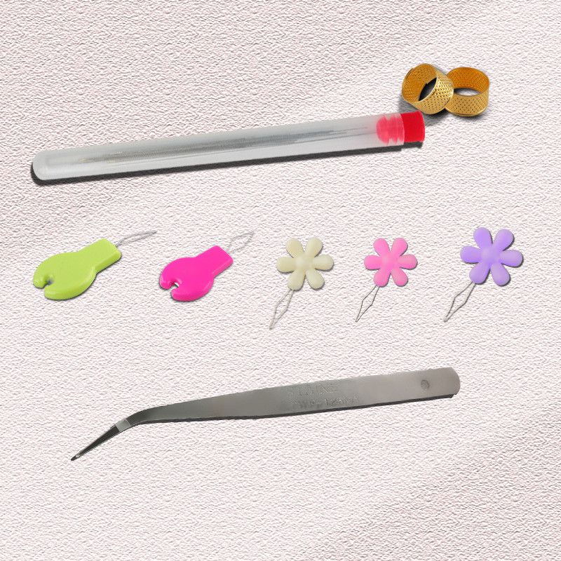 1 komplekts pērļošanas adatas ar plastmasas uzglabāšanas pudeles atveramām izliektām pērlīšu adatu tapām, kas paredzētas DIY rotaslietu kaklarotas ar rokām darināšanas instrumentiem