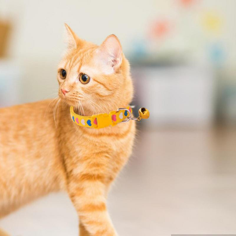 Mājdzīvnieku kaklasiksnas suņiem Modes noņemama mājdzīvnieka kaķa kakla siksna krāsains raksts jauks zvaniņš regulējamas kaklasiksnas kaķēnam suņa kucēnam