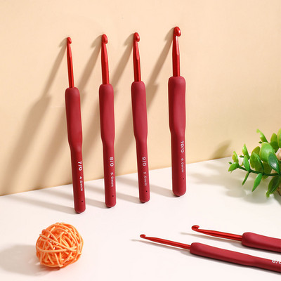 Forró piros színű horgolótű készlet alumínium horgolótűk szilikon fogantyús, ergonomikus kötő horgolótű készlet 2,0-6,0 mm női ajándék