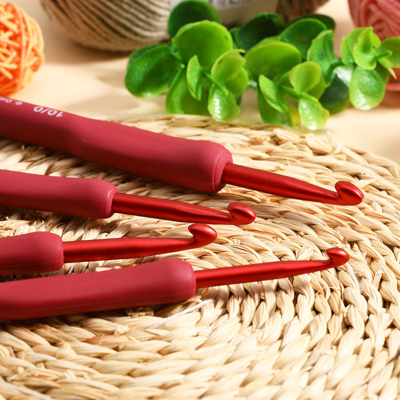 Forró piros színű horgolótű készlet alumínium horgolótűk szilikon fogantyús, ergonomikus kötő horgolótű készlet 2,0-6,0 mm női ajándék