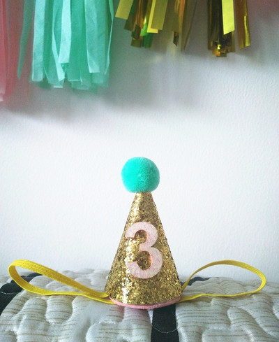 Zēna un meitenes pirmā 1. dzimšanas dienas cepure zelta viena divi trīs gadus veca mirdzoša princeses cepure matu aksesuārs