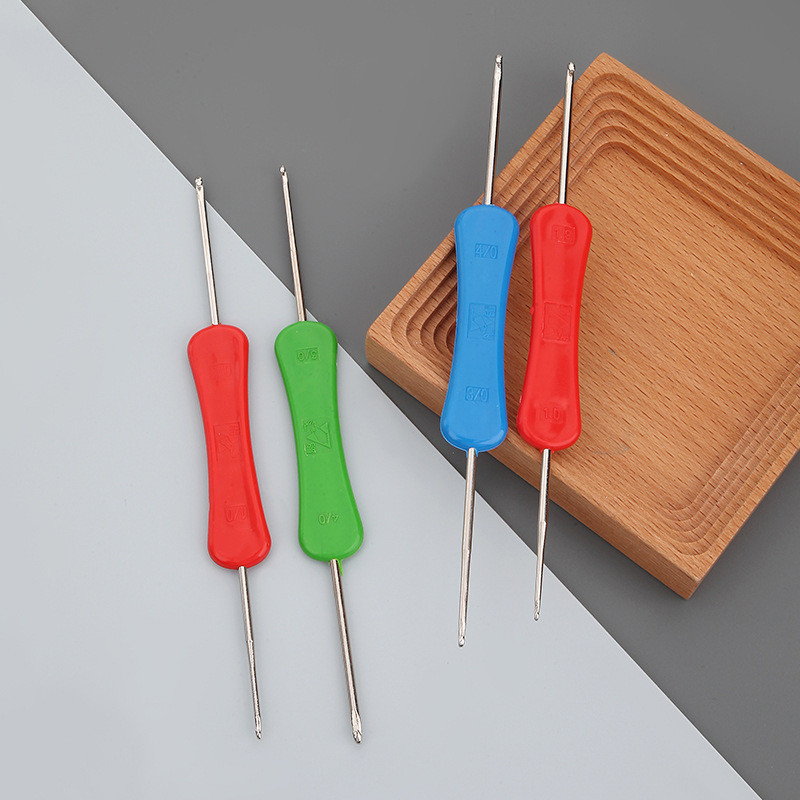 1-4 gab. Tamboradatas ar diviem galiem, plastmasas kāts, metāls mājas lietošanai, džemperis, apavu cepure, instruments, adatas, tamborētas adīšanai un aksesuāri