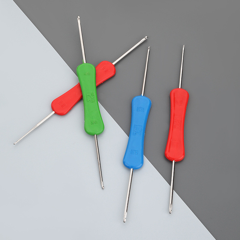 1-4 gab. Tamboradatas ar diviem galiem, plastmasas kāts, metāls mājas lietošanai, džemperis, apavu cepure, instruments, adatas, tamborētas adīšanai un aksesuāri