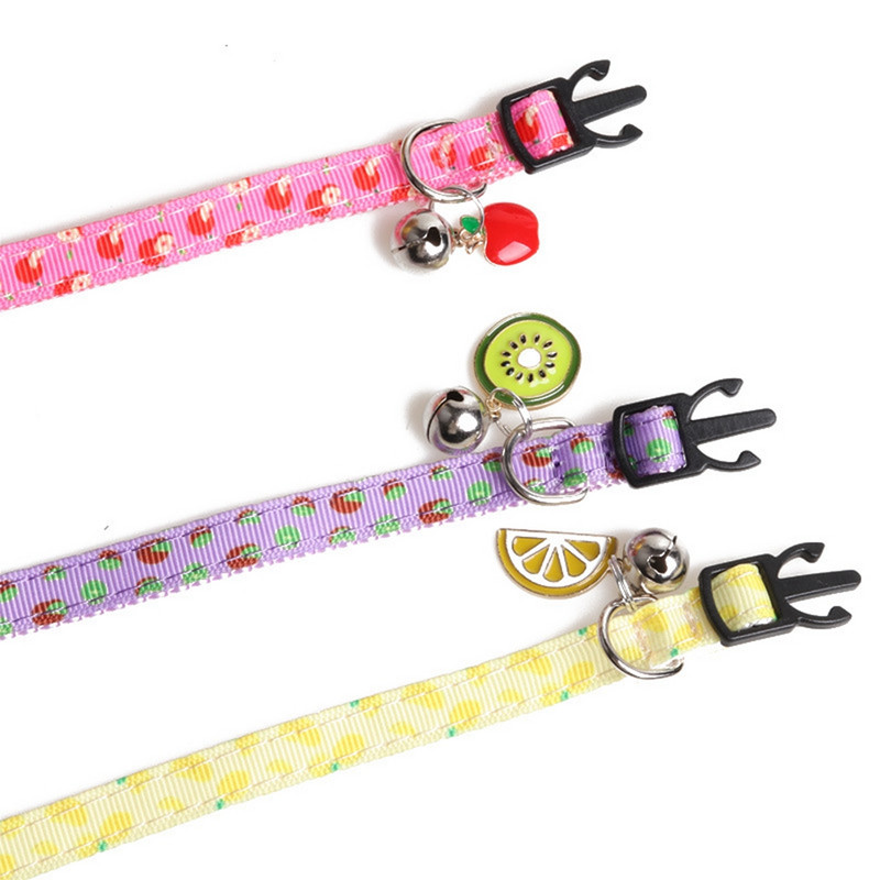 Kaķu kaklasiksna Breakaway ar zvaniņu un jauki kulonu augļu raksti, regulējami drošības kaķēnu kaklasiksnas kaķēniem mājdzīvniekiem maziem suņiem