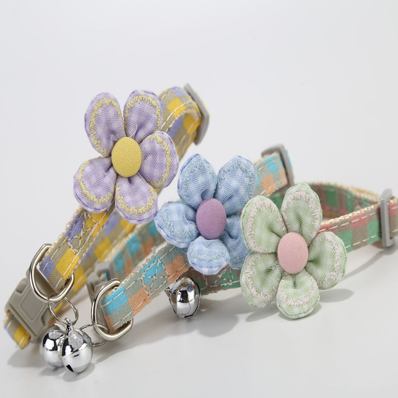 Színes virággal állítható kisállat nyakörv Nap Kutyák Macska Nyakörv Harangvirággal Cica Kölyök Nyaklánc Macska Kiegészítők Kisállatkellékek