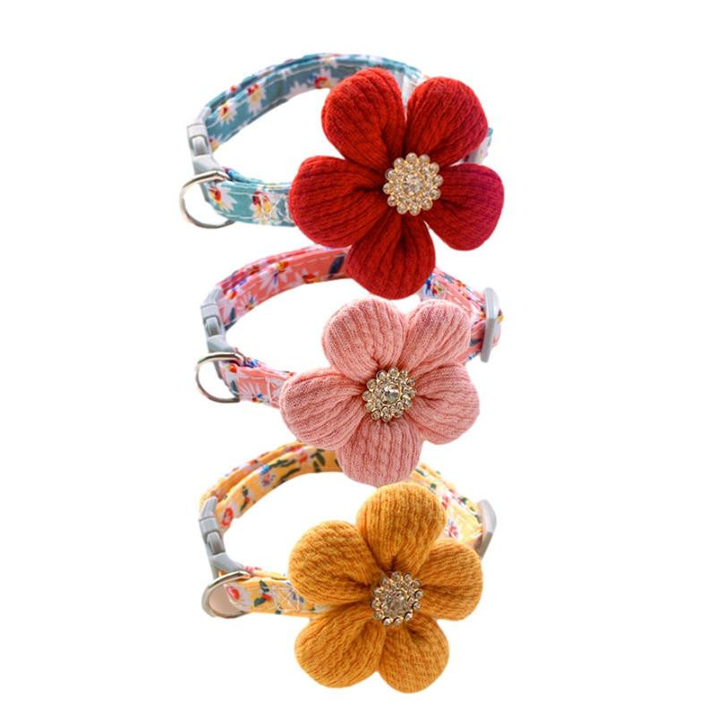 Jauka kaķa apkakle ar regulējamu skaistumu, izsmalcināta mājdzīvnieka kaklasiksna ar zvaniņu suņa kaklarotu kaķēna kucēna ziedu kulonu kaķu aksesuāri