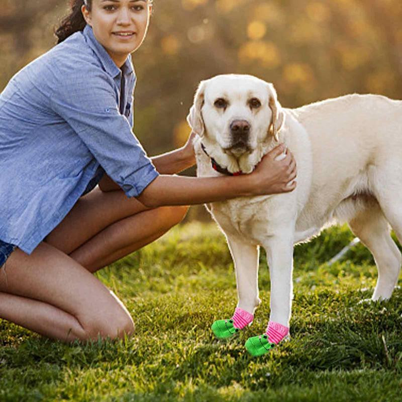 Suņu zeķes 4 gabali Multfilmas suņu zeķes, neslīdošas vilces kontroles Ķepu aizsardzība kucēnu suņiem Neslīdošas zeķes iekštelpām uz cietkoksnes