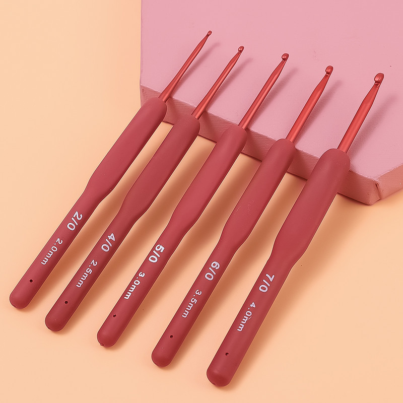 Raudona nėrimo adata Megzti nėrimo kabliukai Silikoninė rankena Mezgimo adata Matinio aliuminio kabliuko galvutės adata Mezgimo siuvimo įrankiai