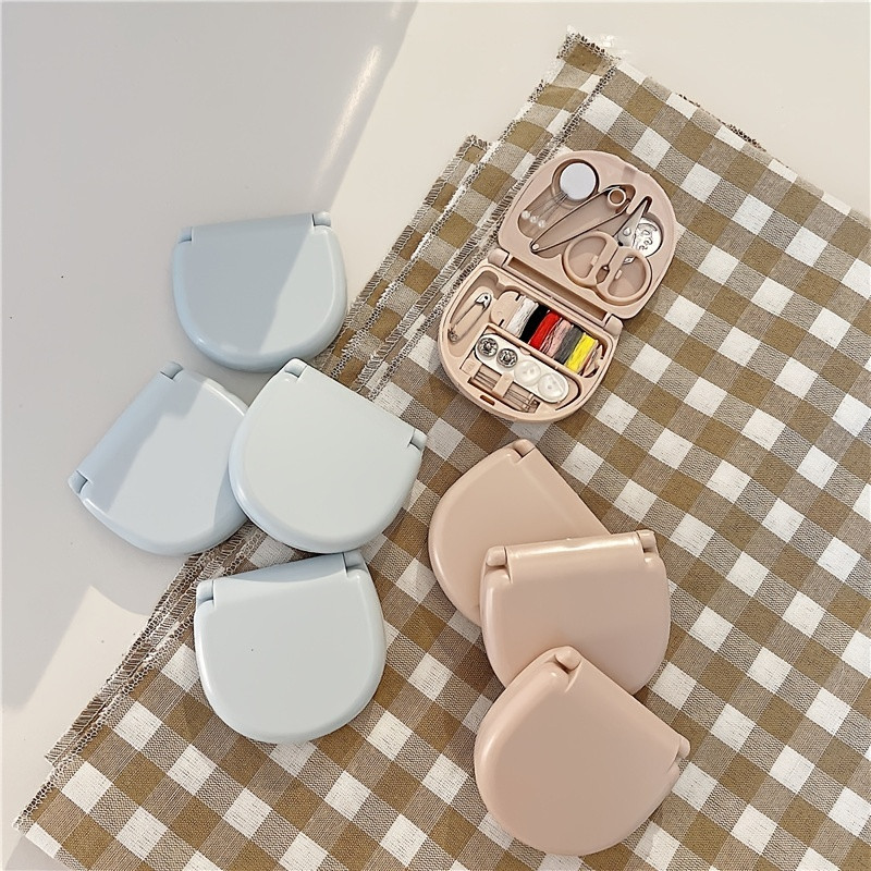 1vnt Mini nešiojama maža siuvimo dėžutė Kelioninis buitinis siuvimo rinkinys siūlų žirklės adatų smeigtukai