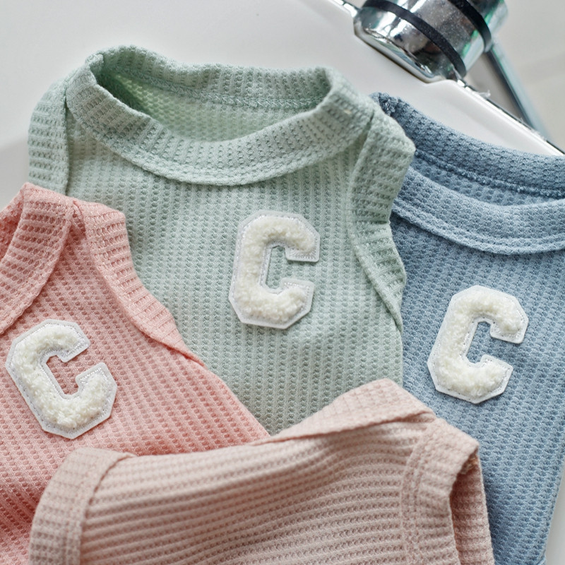 1 db kisállat mellény macskakutyához tömör póló betűvel nyomtatott ruházat koreai divat kutyaruhák chihuahua nyári légáteresztő kisállat felsők