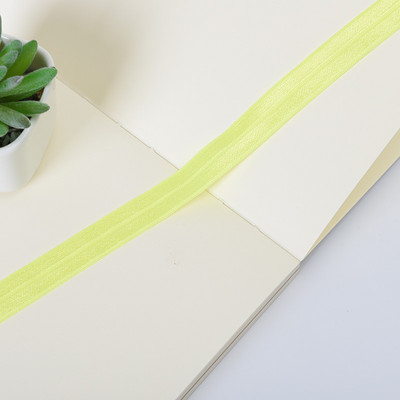 10 jardi vienkrāsains, lēts, spīdīgs salocījums pāri elastīgai FOE spandeksa lentei bērniem matu kaklasaites galvas saite kleita, mežģīņu apdare, šūšana 5/8" 15 mm