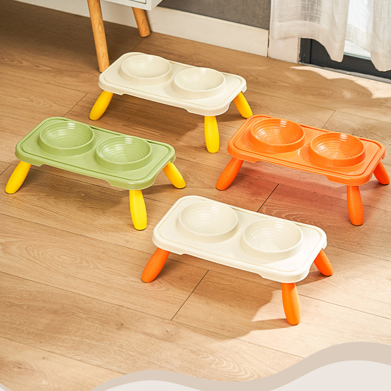 Kimpets dubultā kaķu bļoda ar paaugstinātu mājdzīvnieku ūdens barību, neslīdošu suņu bļodu, slīpuma statīvu kaķu barotavai barošanas traukam kaķēnu piederumi