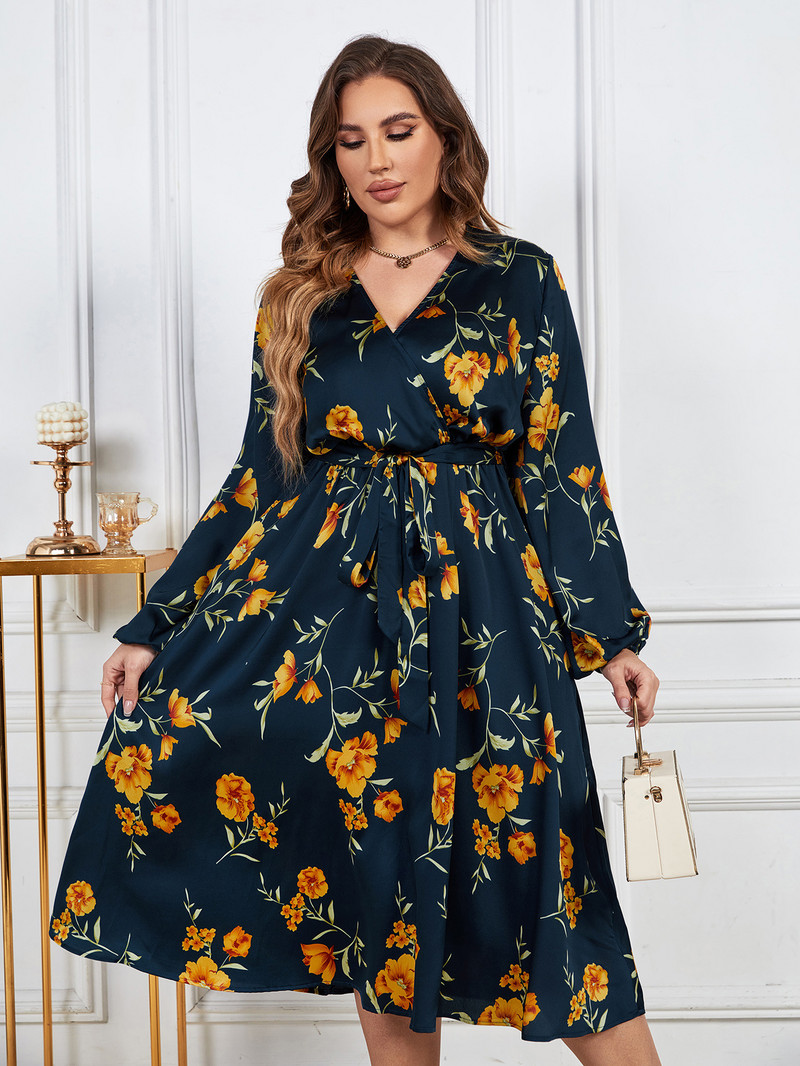 Lielizmēra ietīts ar V kakla izgriezumu vasaras sieviešu kleitas šūpoles, jostasvietas jostas ar ziedu apdruku halāts, garām piedurknēm, sieviešu sundress audums