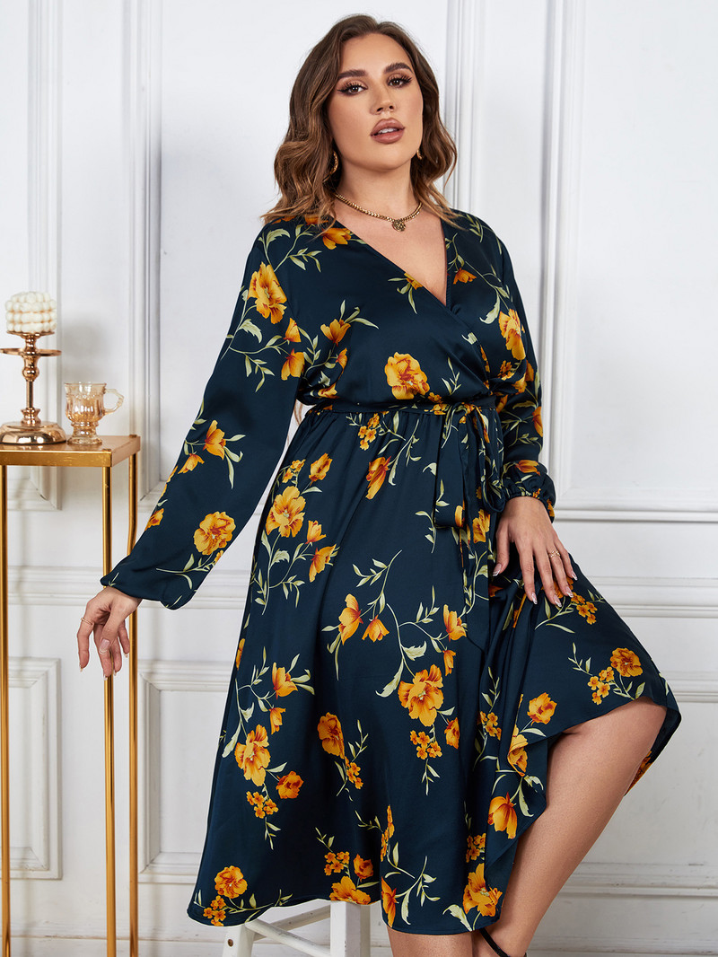 Lielizmēra ietīts ar V kakla izgriezumu vasaras sieviešu kleitas šūpoles, jostasvietas jostas ar ziedu apdruku halāts, garām piedurknēm, sieviešu sundress audums