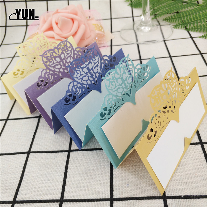 10 gab. Sēdekļa karte ar lāzeru izgriezta sirds formas galds Vārda kartīte Vietas kartīte Kāzu ballītes noformējums Labvēlības Kāzu Vietas Karte 6D