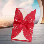 1 gab. Sarkans lāzergrieztu kāzu ielūgumu kartītes paraugs Eleganta mežģīņu apsveikuma kartīšu vāks ar lenti kāzu ballītes labvēlības noformējums