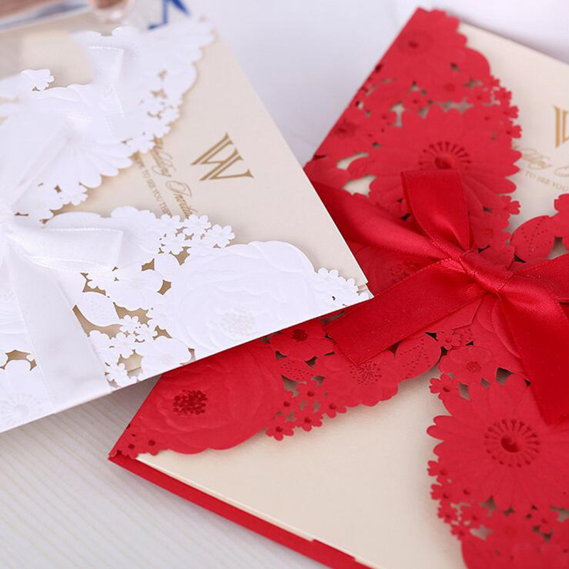 1 gab. Sarkans lāzergrieztu kāzu ielūgumu kartītes paraugs Eleganta mežģīņu apsveikuma kartīšu vāks ar lenti kāzu ballītes labvēlības noformējums