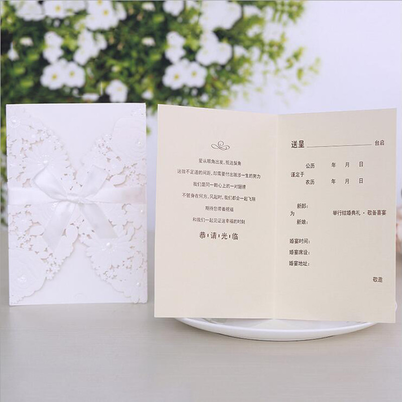 1 gab. Sarkans lāzergrieztu kāzu ielūgumu kartītes paraugs Eleganta mežģīņu apsveikuma kartīšu vāks ar lenti kāzu ballītes labvēlības noformējums