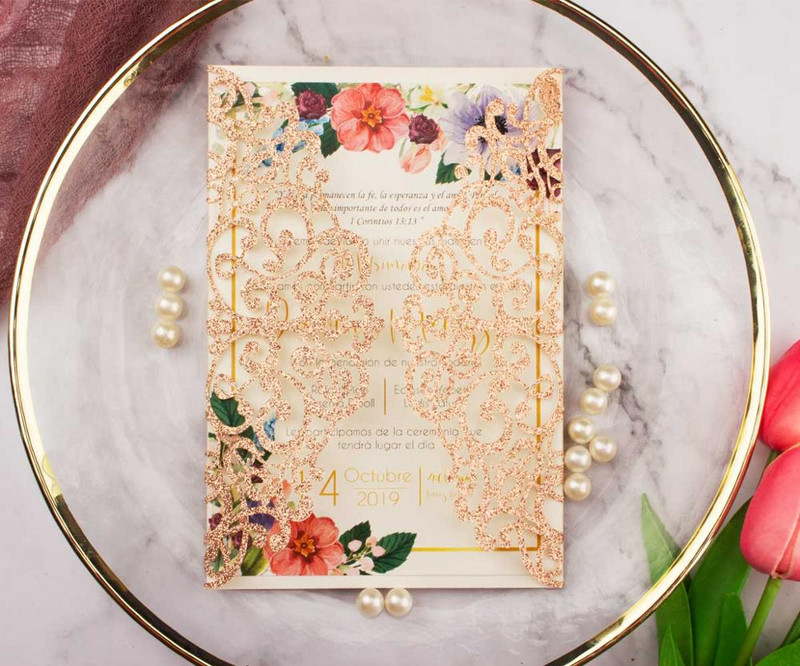 1 gab. Dobu lāzergrieztu mirdzošu rožzelta papīra kāzu ielūgumu kartītes ar reljefu vairumtirdzniecības apsveikuma kabatas ielūguma vāku