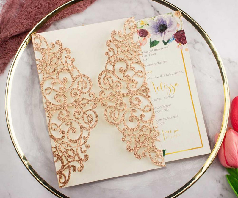 1 gab. Dobu lāzergrieztu mirdzošu rožzelta papīra kāzu ielūgumu kartītes ar reljefu vairumtirdzniecības apsveikuma kabatas ielūguma vāku