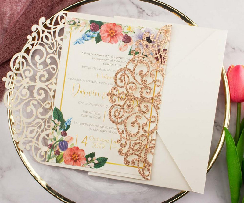 1 gab. Dobu lāzergrieztu mirdzošu rožzelta papīra kāzu ielūgumu kartītes ar reljefu vairumtirdzniecības apsveikuma kabatas ielūguma vāku