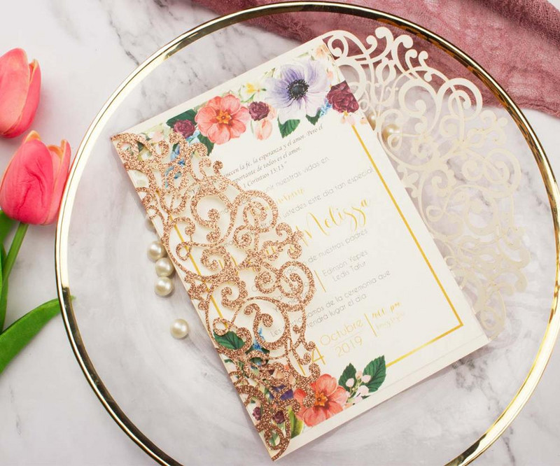 1 gab. Dobu lāzergrieztu mirdzošu rožzelta papīra kāzu ielūgumu kartītes ar reljefu vairumtirdzniecības apsveikuma kabatas ielūguma vāku