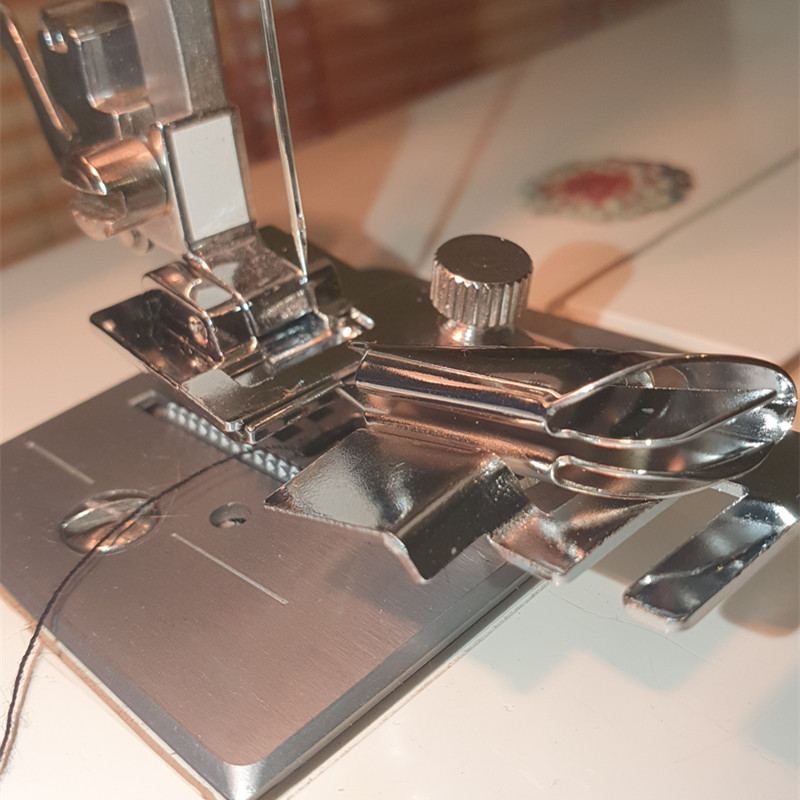 Mājsaimniecības šujmašīnas pēdas spiedes daļas aksesuāri Overlock Overcast šujmašīnas pēdas velmētas apakšmalas pēdas Brother Singer