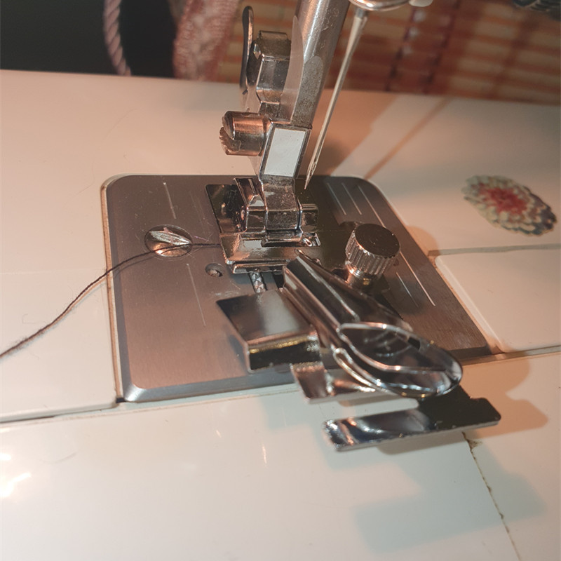 Mājsaimniecības šujmašīnas pēdas spiedes daļas aksesuāri Overlock Overcast šujmašīnas pēdas velmētas apakšmalas pēdas Brother Singer