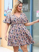 2022. gada lielizmēra sieviešu apģērbi vienkrāsains V kakla kleita, ielu modes stila vasaras eleganti ziedi kleitas ar īsām piedurknēm