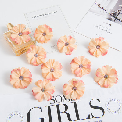 50 DB 4,5 cm-es selyem százszorszép fej MINI otthoni esküvői dekoráció barkács Scrapbook Fake Plant Karácsonyi koszorú fejdísz Művirágok