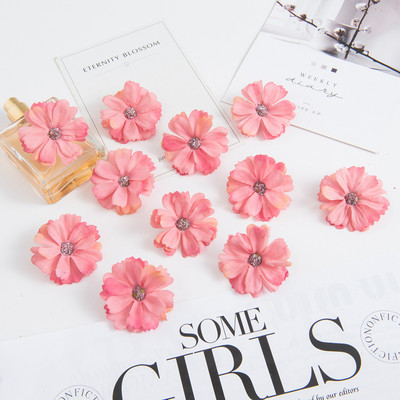 50 DB 4,5 cm-es selyem százszorszép fej MINI otthoni esküvői dekoráció barkács Scrapbook Fake Plant Karácsonyi koszorú fejdísz Művirágok