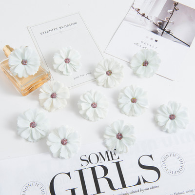 50 DB 4,5 cm-es selyem százszorszép fej MINI otthoni esküvői dekoráció barkács Scrapbook Fake Plant Karácsonyi koszorú fejdísz Művirágok