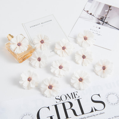 50 DB 4,5 cm-es selyem százszorszép fej MINI otthoni esküvői dekoráció barkács Scrapbook Fake Plant Karácsonyi koszorú fejdísz Művirágok