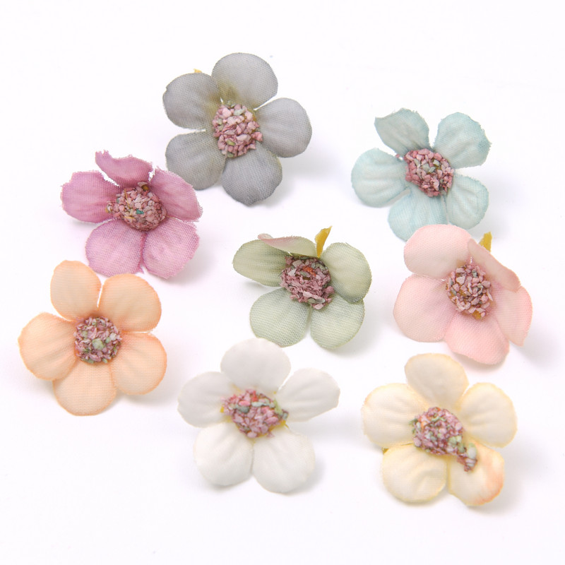 50 gab. Daudzkrāsains margrietiņas ziedu galva Mini zīda mākslīgais zieds kāzu saderināšanās ballītei mājas dekorēšanai DIY Garland galvassega