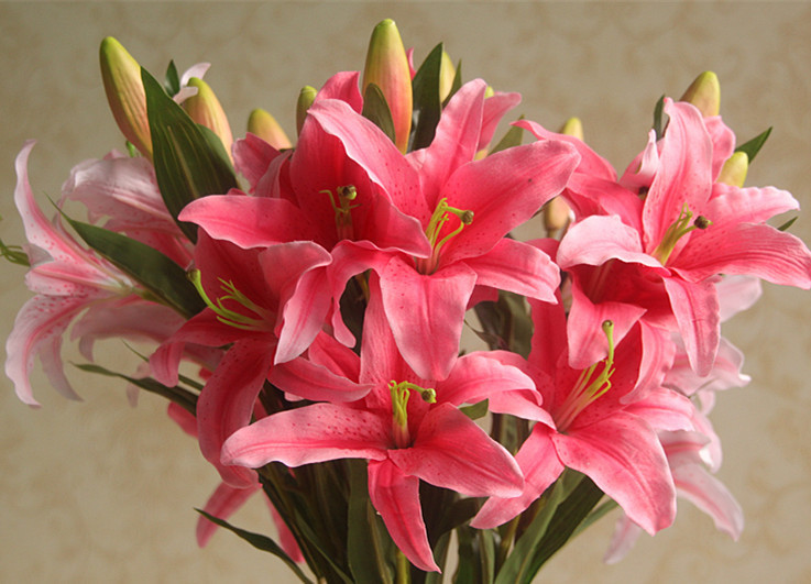 Mākslīgās lilijas Sešas galvas kāzu dekorācijas pušķis Mājas viesistabas dekorēšana Ziedu kompozīcija