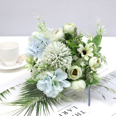 1 hunnik kunstlilli, erinevad siidist roosikimbud, hortensia pojeng, vanaaegne pruut võltslilli käes, perepulmad