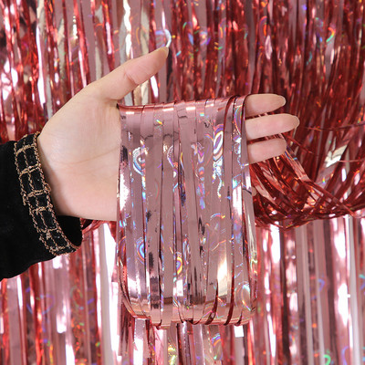 Esküvői party dekoráció Szerelem szív esőfüggöny A házassági ajánlat háttere a parti jelenetet mutatja A színes függöny