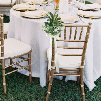 Διακοσμήσεις καρέκλας διαδρόμου γάμου Πάγκος εκκλησίας Pew Φιόγκοι για το πάρτι τελετής Λευκό μωρό ανάσα Ευκάλυπτος Φύλλα ελιάς Λουλούδια