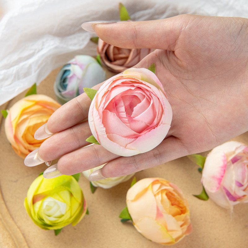 10 gab Mākslīgie ziedi 6 CM Mājas dekors Kāzu dārzs Tējas roze Bud Loka Zīds Viltus līgavas turēšanas materiāls Ziemassvētku vainags Lēti