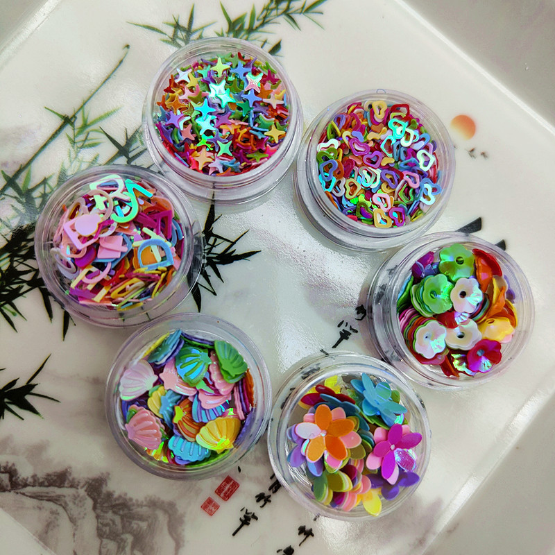 10 g zvaigznes, mīlestības ziedlapiņas, plūmju burti, zieda forma, daudzkrāsaini vizuļi, ko izmanto pašūšanai, kāzu amatniecības piederumu vairumtirdzniecība