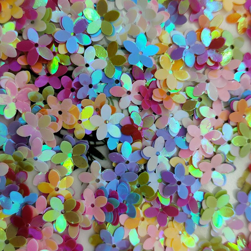 10 g zvaigznes, mīlestības ziedlapiņas, plūmju burti, zieda forma, daudzkrāsaini vizuļi, ko izmanto pašūšanai, kāzu amatniecības piederumu vairumtirdzniecība