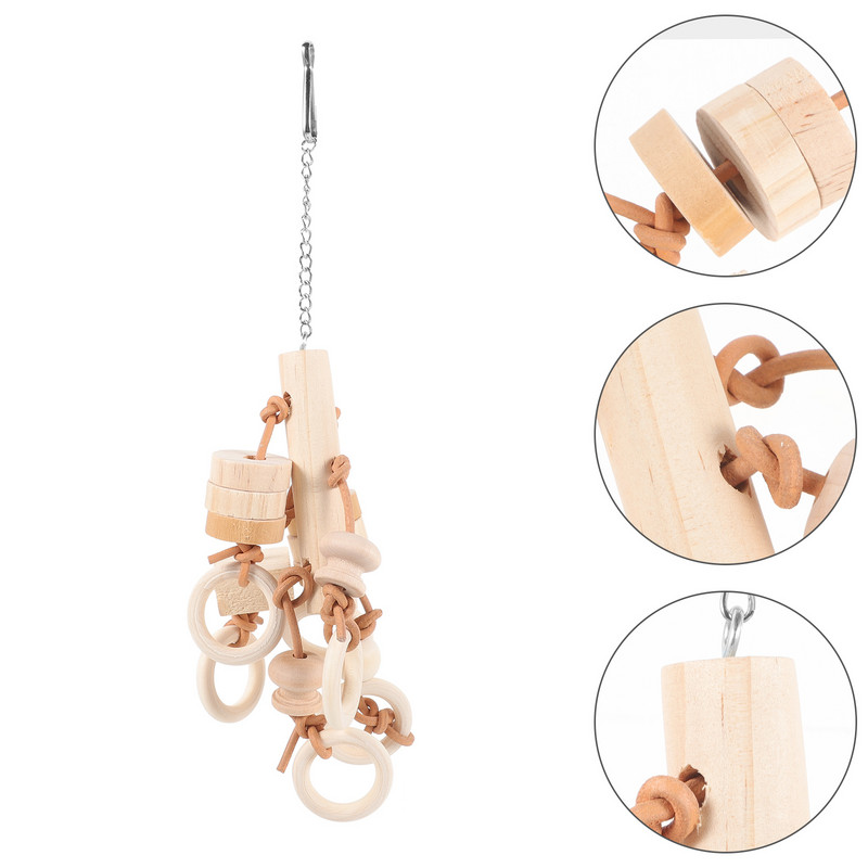 Papagaiļa košļājamā rotaļlieta, kas piekarina koka krāsu. Interesanti koka piederumi nodrošina lielas putnu rotaļlietas