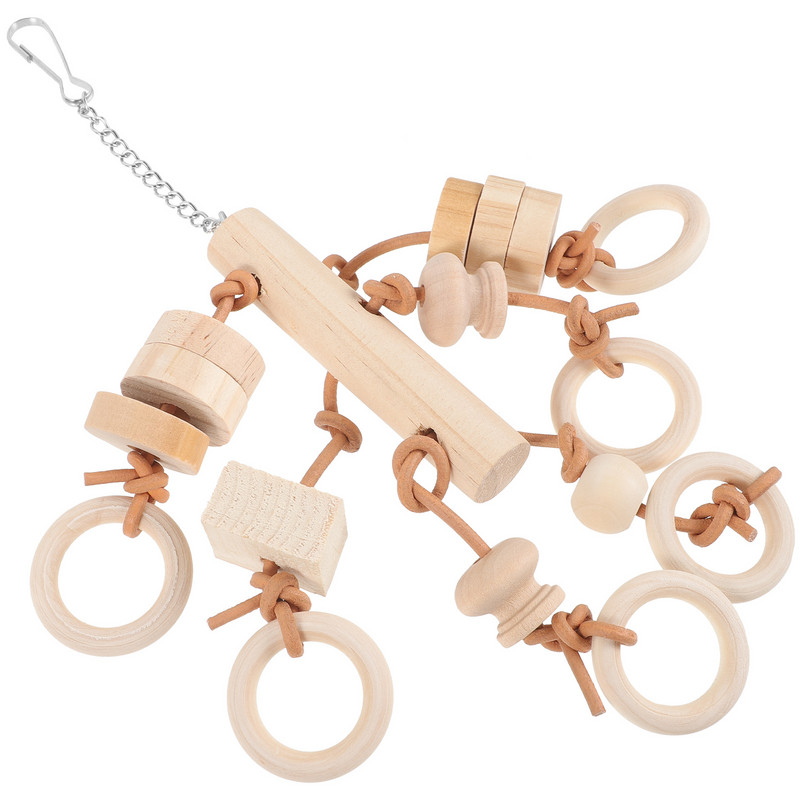 Papagaiļa košļājamā rotaļlieta, kas piekarina koka krāsu. Interesanti koka piederumi nodrošina lielas putnu rotaļlietas