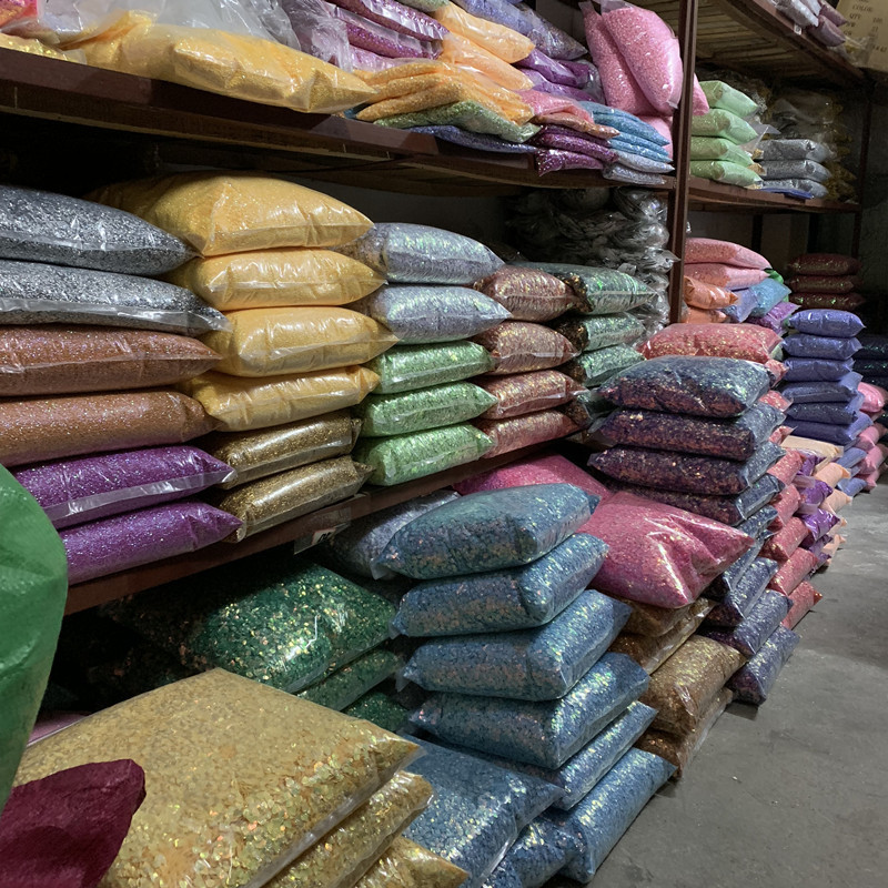 Labākā cena 4 mm dobi plūmju sequins ziedu naglu vizuļi Glitter pailletes manikīram DIY amatniecības kāzu dekorācijas konfeti